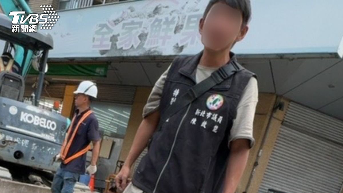 男子穿著「新北市議員陳啟能特助」字樣的背心現身工地。（圖／TVBS）