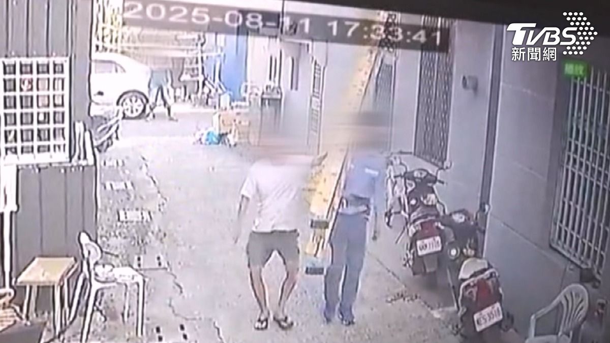 有線電視維修人員正扛著梯子準備進行線路維修時,穿白色上衣的顏姓男子突然憤怒衝上前將其攔下,並直接伸手掐對方脖子。(圖/TVBS)