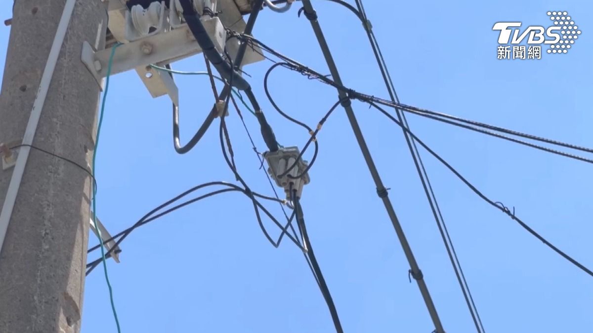 有線電視業者對此事件表示深感遺憾,公司人員已投入搶修工作,懇請用戶體諒工作人員的辛苦。(圖/TVBS)