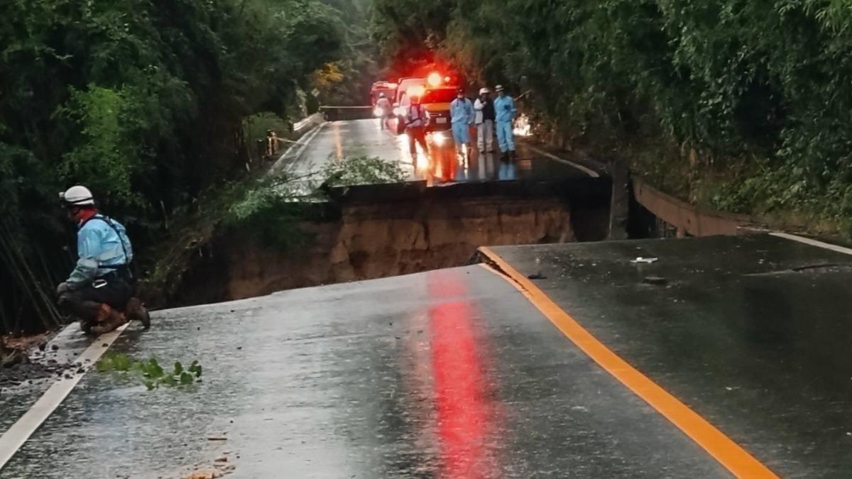 日本九州暴雨國道路面坍塌! 3車「瞬間墜崖」路面掏空畫面曝