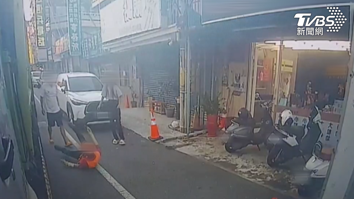 台南市一名清潔隊員在執行垃圾收運作業時,遭到民眾暴力攻擊,導致全身是傷。(圖/TVBS)
