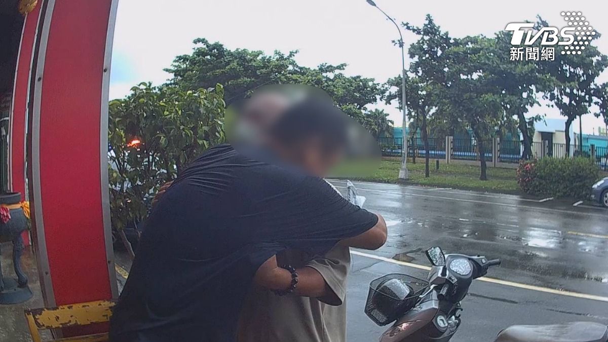 高雄男負氣離家3年「想家不敢回」警解心結　兄弟雨中淚擁抱