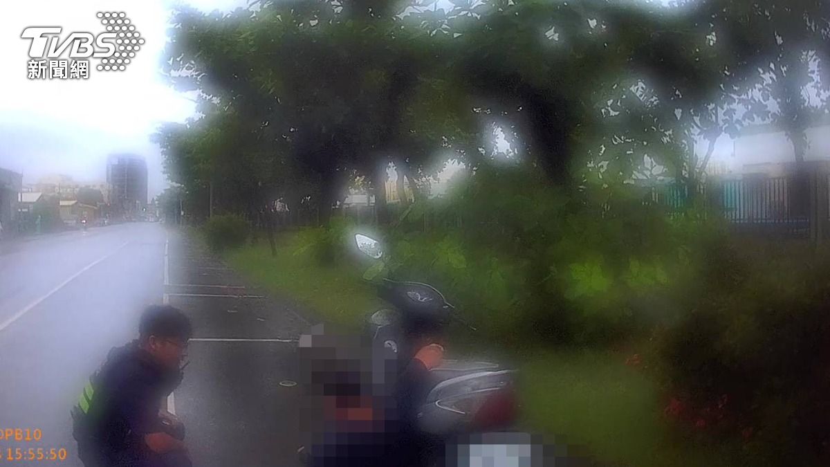 男身體不適,獨坐在路邊。(圖/TVBS)