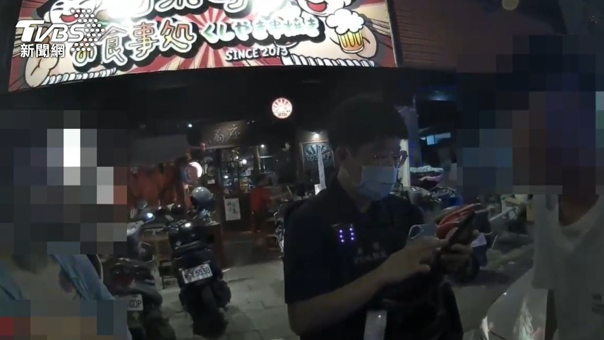 一對前男女朋友在街頭拉扯。(圖/TVBS)