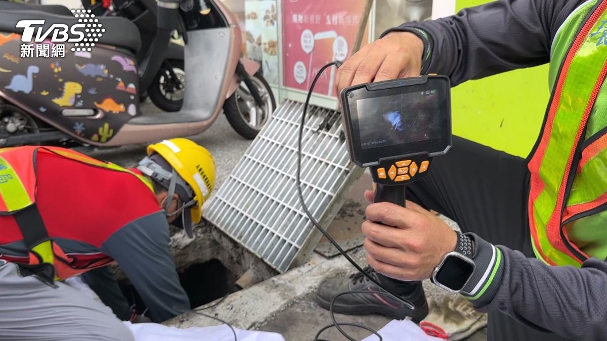清潔隊員的工作方式類似醫師操作內視鏡，精準定位問題區域後進行處理。(圖／TVBS)