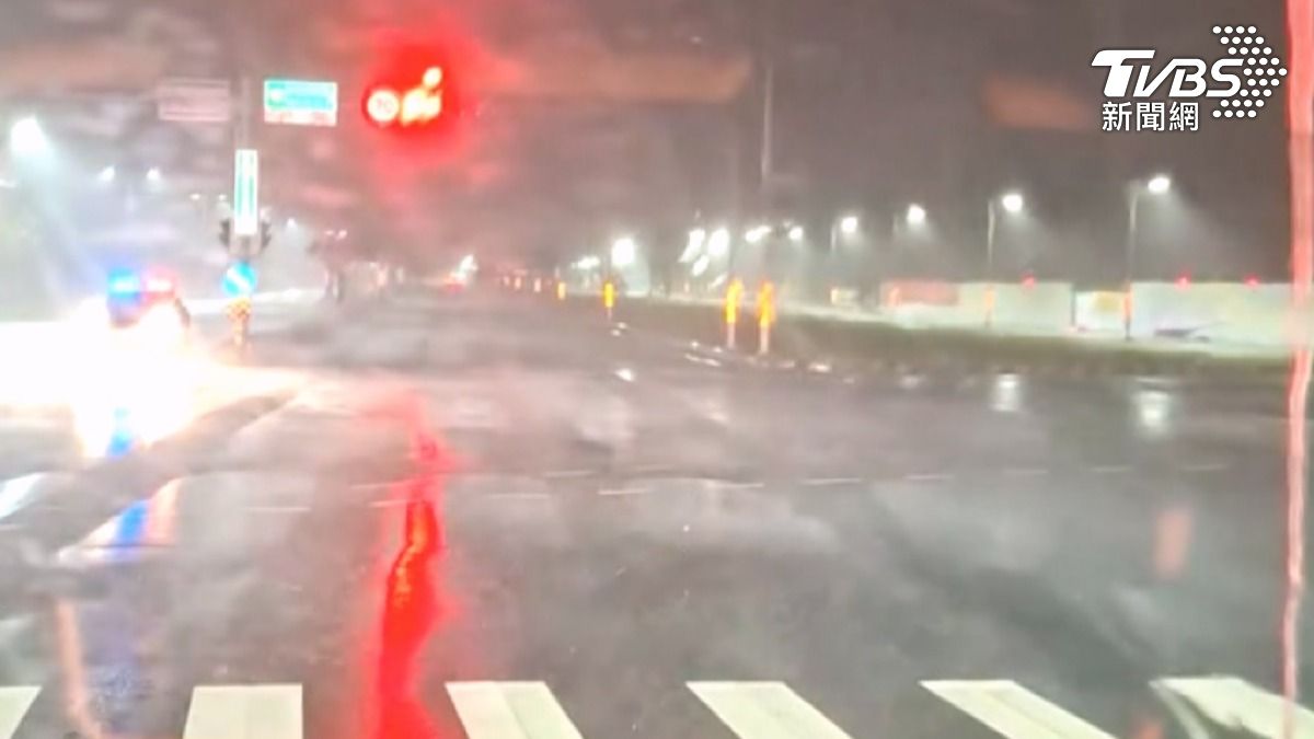 台南市一名12歲女童在丹娜絲颱風登陸當晚，遭飛來鐵條擊中頭部，途中遇到消防勘災車卻未獲協助，引發爭議。（圖／TVBS）