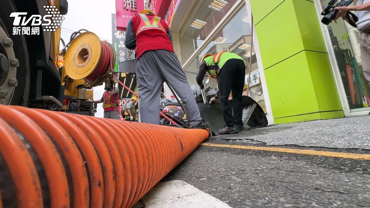 台中市清潔隊已化身為排水溝健檢團隊。(圖／TVBS)