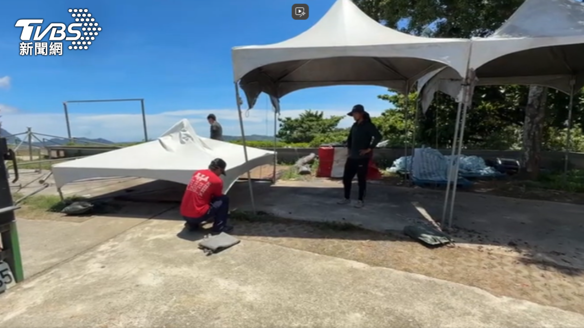 熱氣球嘉年華緊急取消兩日活動,帳篷桌椅全撤走。(圖/TVBS)