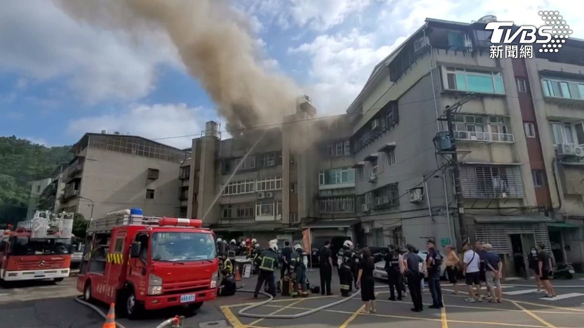 南港一處民宅火警,警消到場救援。(圖/TVBS)
