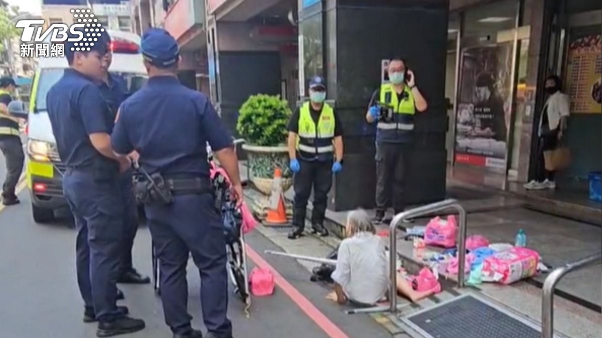 老婦人坐在路邊拒絕就醫。(圖/TVBS)