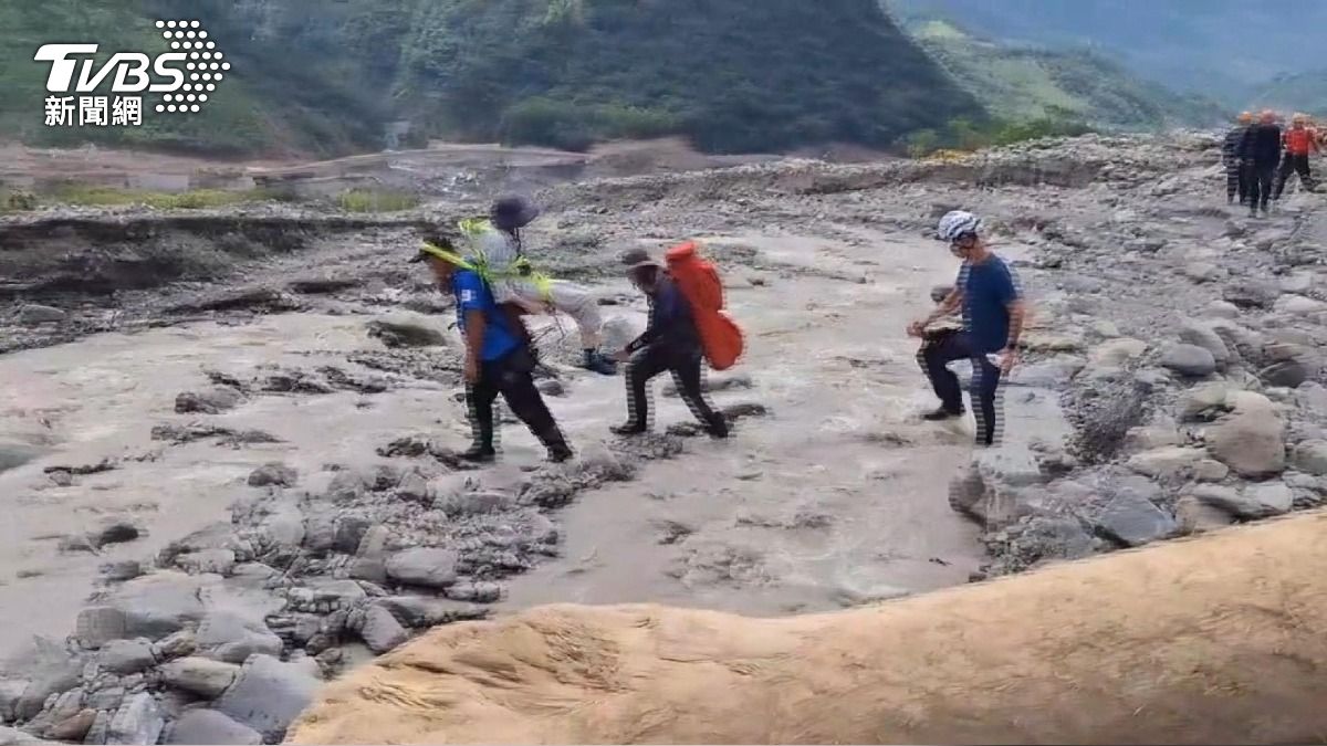 95歲翁受困山區　警消徒步４公里救援。(圖／TVBS)