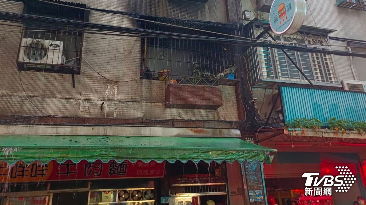 板橋民宅火警!火舌向上延燒 5人送醫、1人命危搶救中