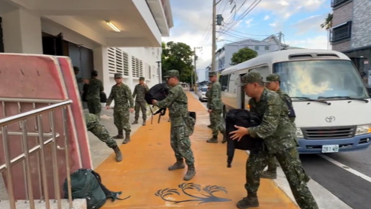 國軍準備許多物資到玉里防災。(圖/TVBS)