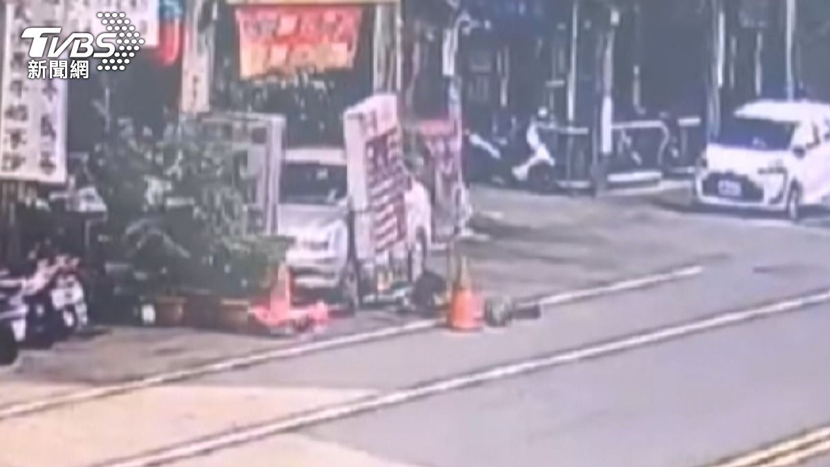 酒測0.91毫克！男釣魚狂喝　撞店肇逃「車頭卡桌子」被逮。(圖／TVBS)