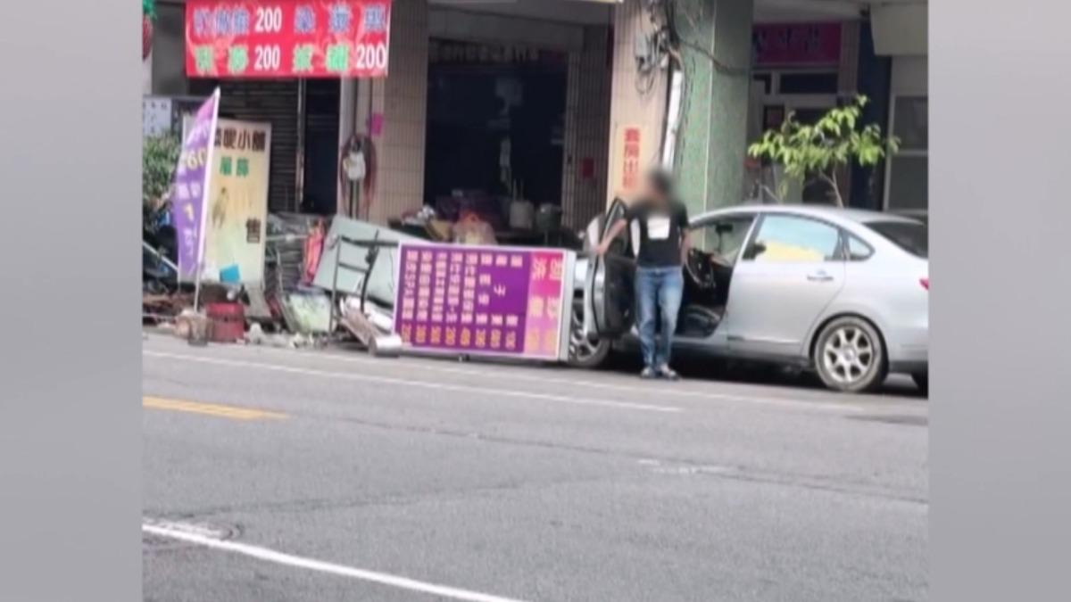 銀色轎車撞倒冰箱並將活動式招牌和旗子整個撞開。(圖／Threads@yuying.412)