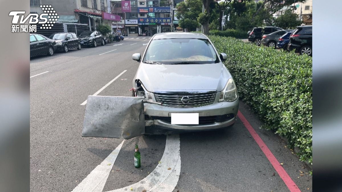 銀色轎車右轉沒多久就停在路邊，內用桌仍卡在車頭。(圖／TVBS)