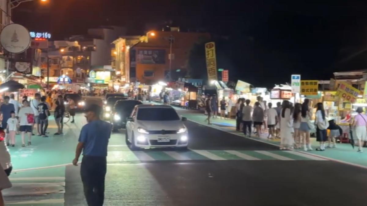 颱風來襲，墾丁大街人潮相對減少。（圖／TVBS）
