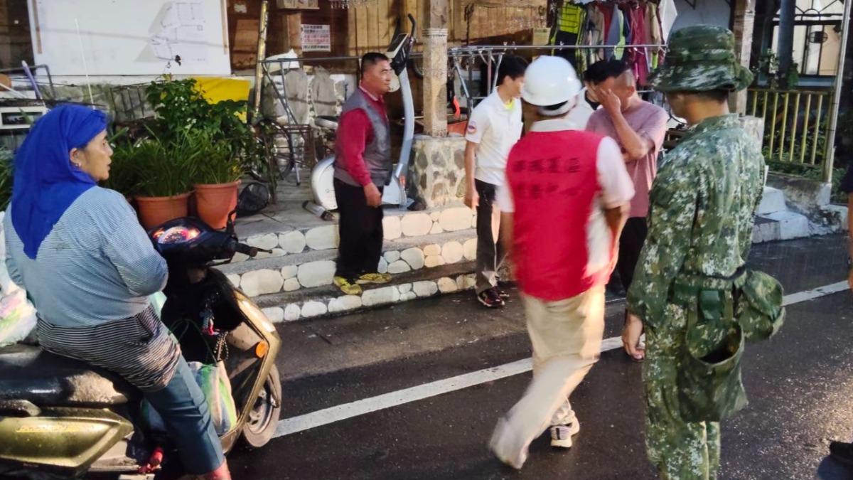 人員挨家挨戶要趕緊勸離山區居民撤村。（圖／TVBS）