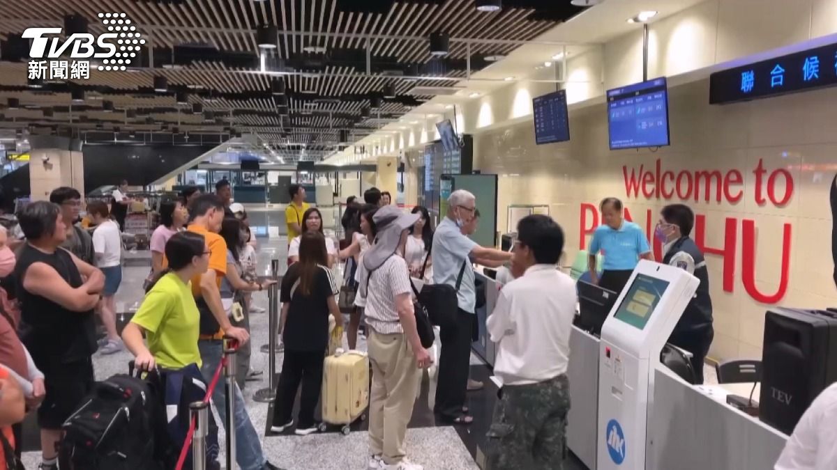 澎湖機場候補櫃檯前，近200名焦急的旅客不斷詢問何時能夠返家。(圖／TVBS)