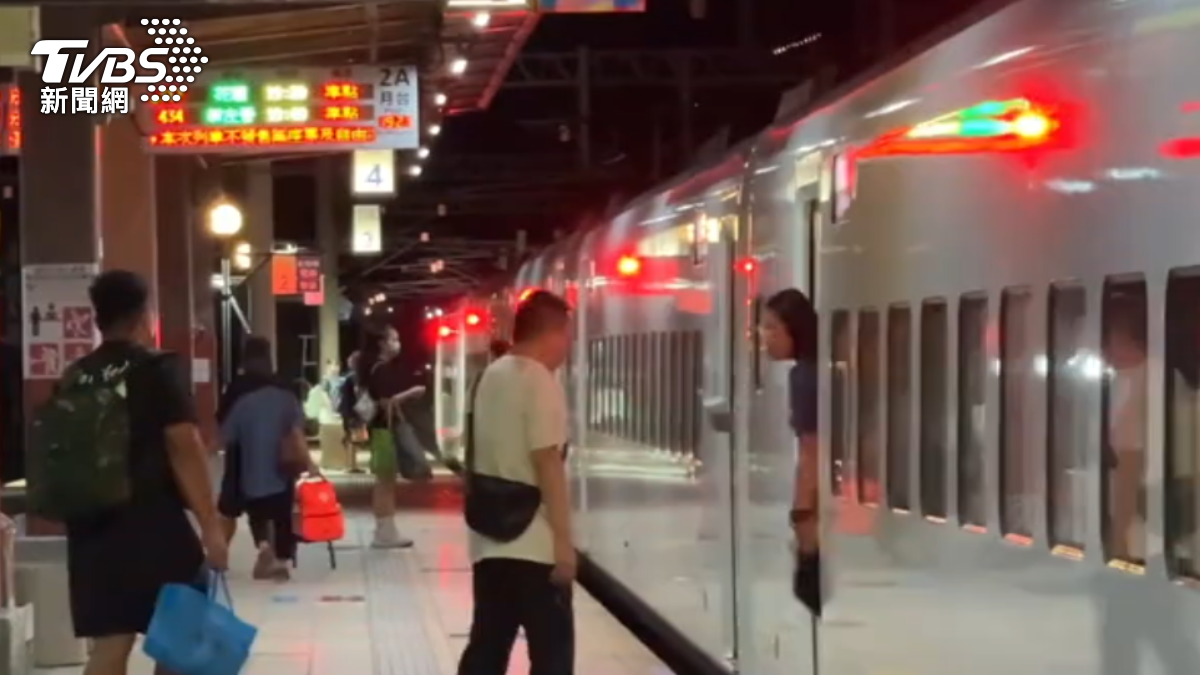 玉里民眾擔憂楊柳颱風影響台鐵班次,提前搭車北上。 (圖/TVBS)