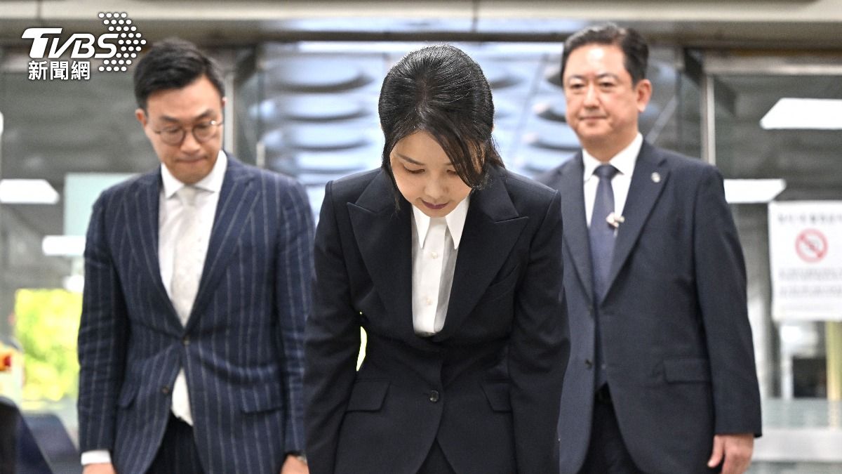 金建希12日抵達法院參加聽證會。(圖／達志影像路透社)