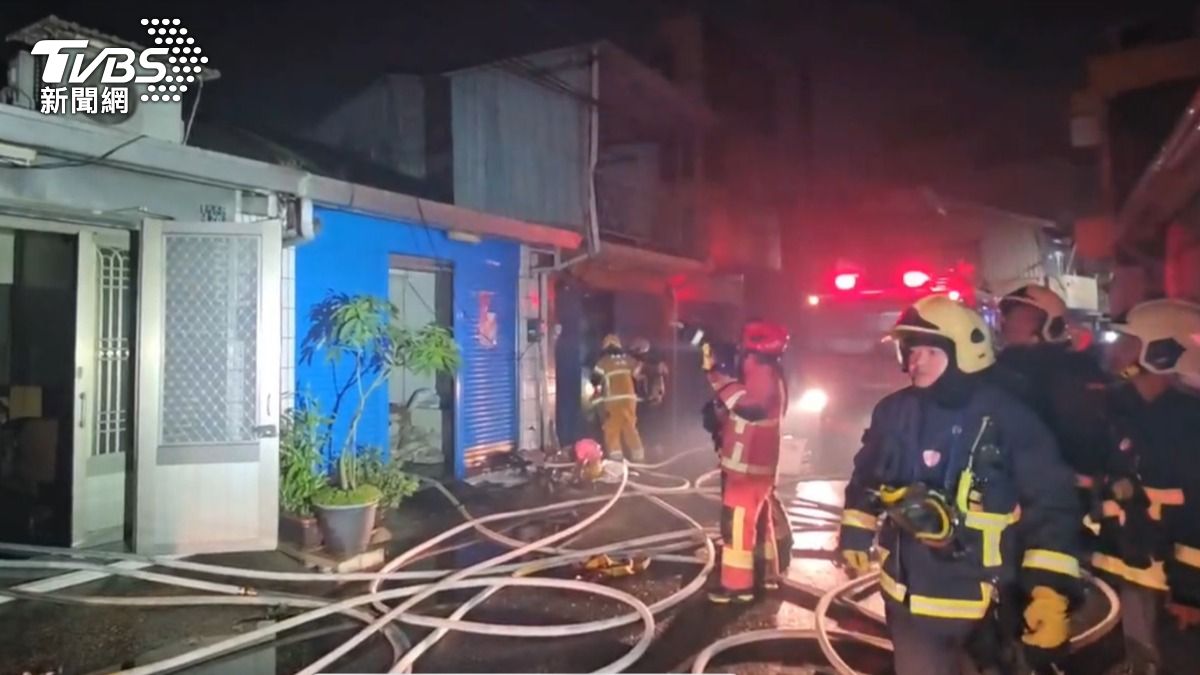 火勢在22時17分火勢控制，共延燒6戶木造住宅。（圖／TVBS）