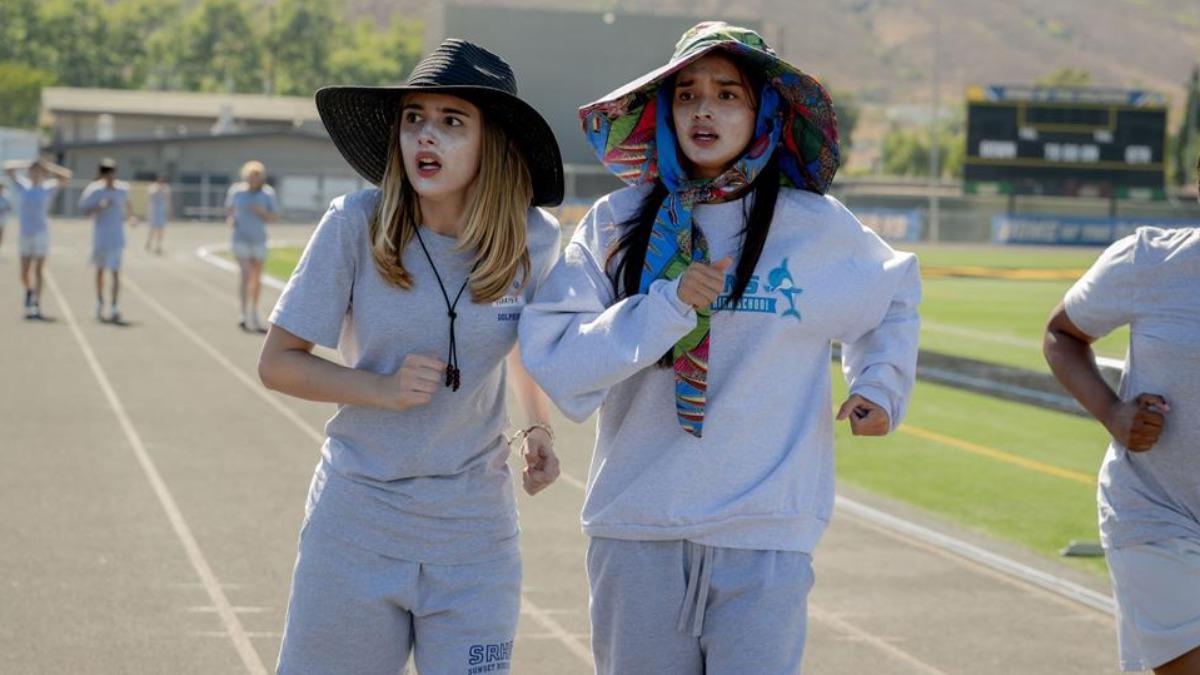 茱莉亞巴特斯（左）和索菲亞漢蒙斯在《辣媽辣妹2》合作，初次見面就超級合拍。（圖／迪士尼提供）