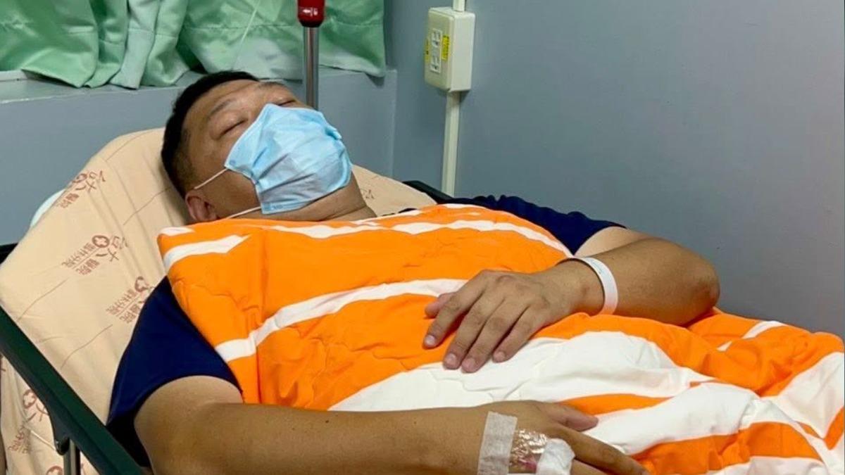 游顥突「血尿掛急診」!颱風天凌晨就醫 打點滴虛弱躺床