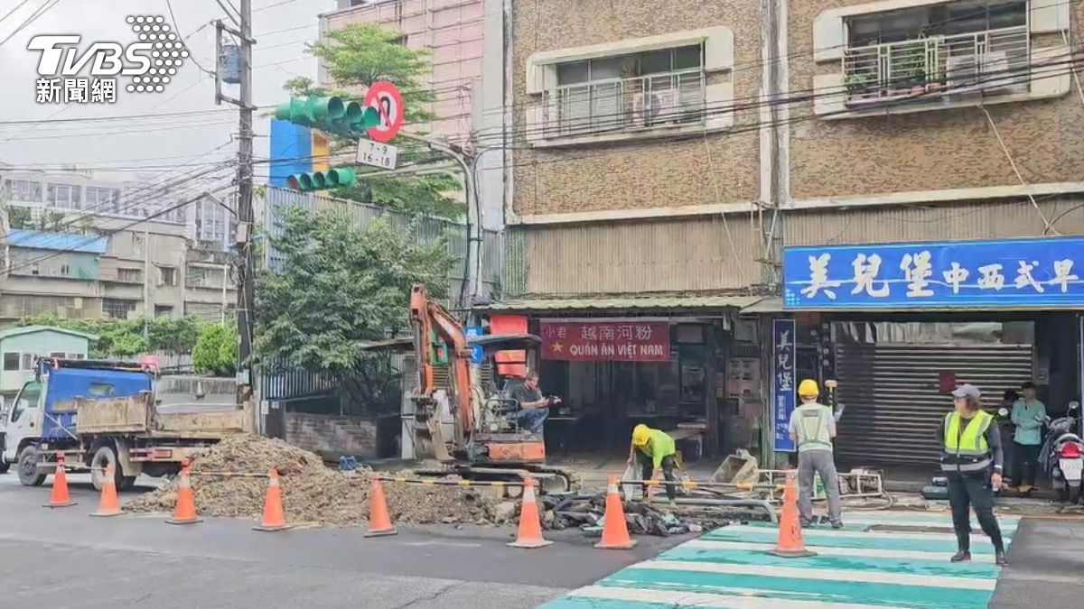 基隆水管破裂水柱衝破柏油路 4472戶停水搶修中