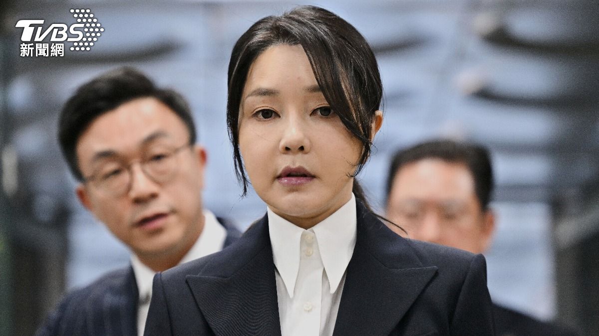 南韓前第一夫人金建希,12日出庭受審後,被裁定羈押。(圖/達志影像美聯社)