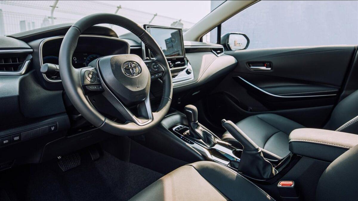 國產Corolla Altis依舊採用傳統機械式手煞車。(圖/翻攝自Toyota官網)
