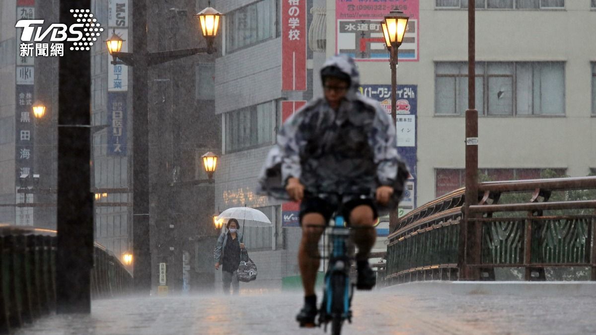 颱風「楊柳」為石垣島帶來11級暴風,當地提前宣布離島船班停航。(圖/達志影像歐新社)