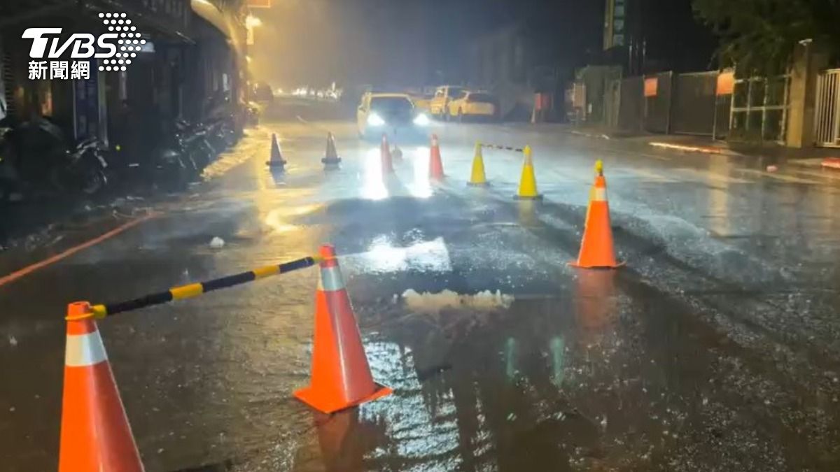 基隆市復興路水管爆裂,水流噴出路面。(圖/TVBS)