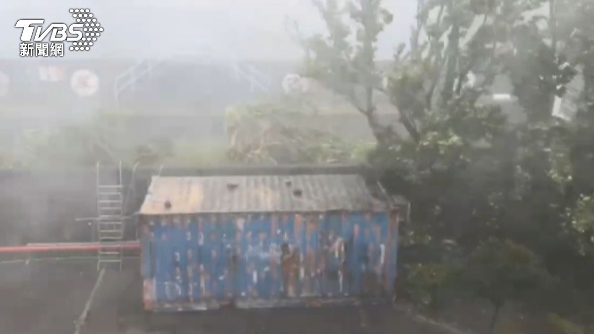 台東目前風強雨驟。（圖／TVBS）