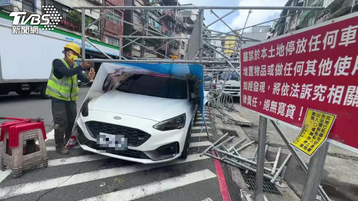 楊柳逼近!基隆宮廟鷹架強風吹倒塌 車主無奈看愛車遭重壓