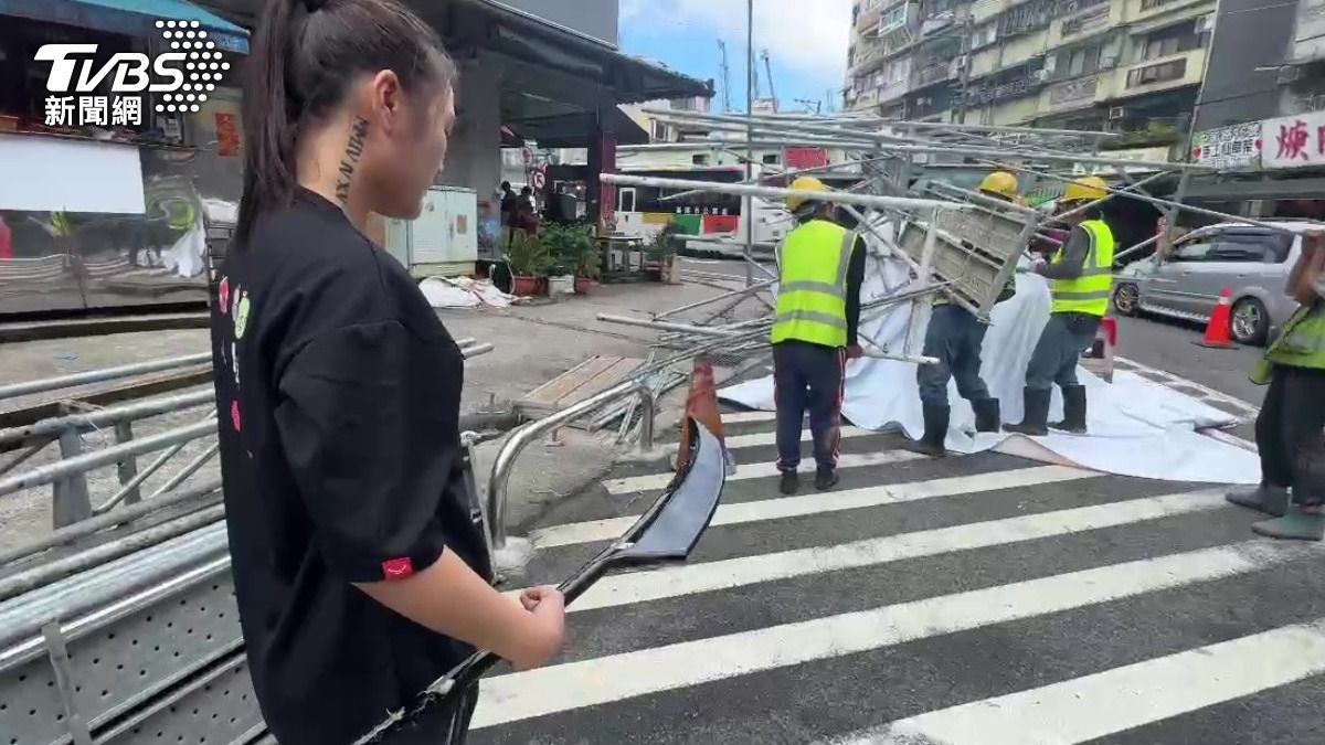 車主拿著掉落零件無奈站在一旁。(圖/TVBS)
