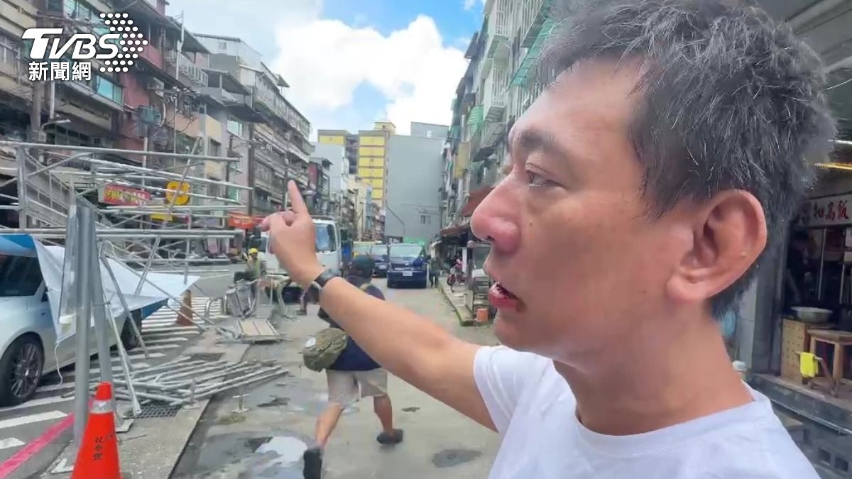 目擊民眾指出剛剛一陣強風鷹架就突然倒塌。(圖/TVBS)