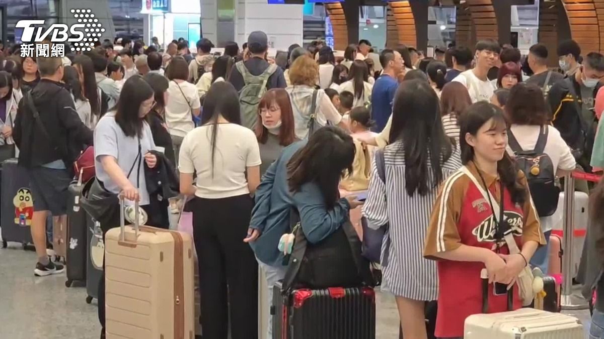 颱風打亂航班，不少民眾一早就到桃園機場報到，也擔心行程受到影響。（圖／TVBS）