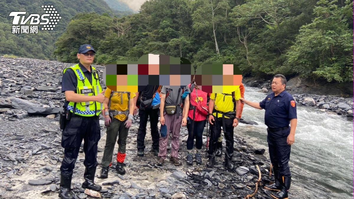 警方涉溪到對岸。(圖/TVBS)