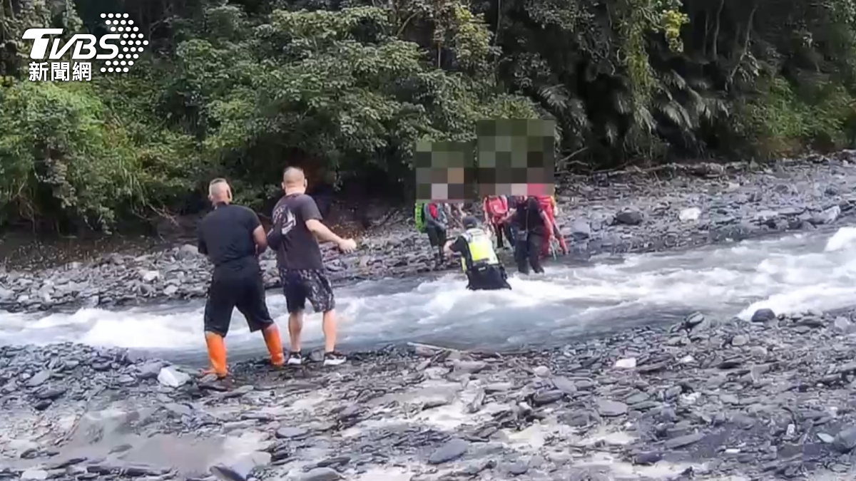 颱風天別爬山!暴漲溪水困6山友 女一度雙腳懸空險遭沖走