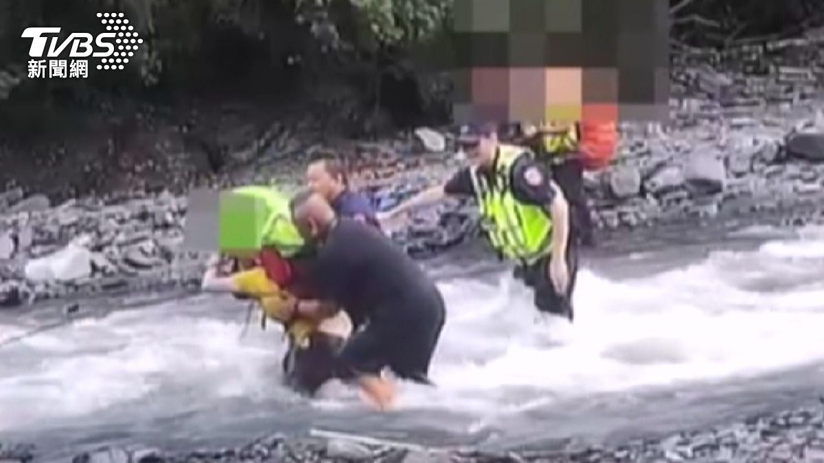 「水柱」警涉險立湍流！6山友受困林道　女被沖倒千鈞一髮獲救。(圖／消防隊提供)