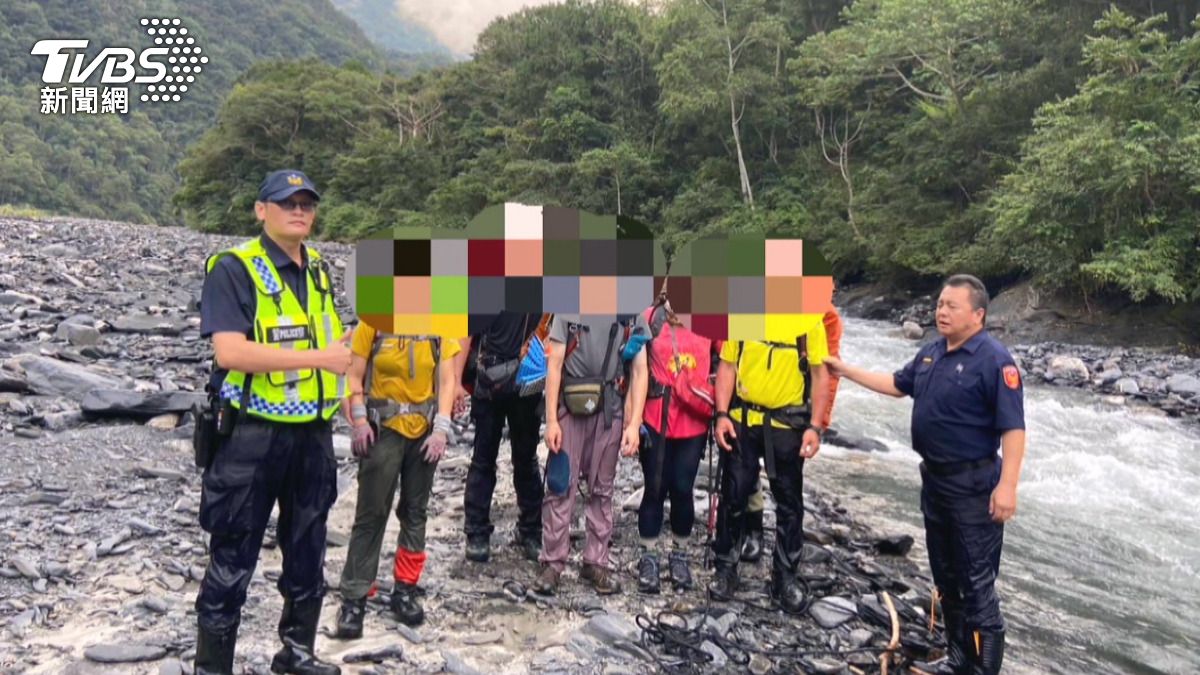 南投仁愛武界林道栗溪壩有登山客受困的通報後迅速展開救援。(圖／消防隊提供)