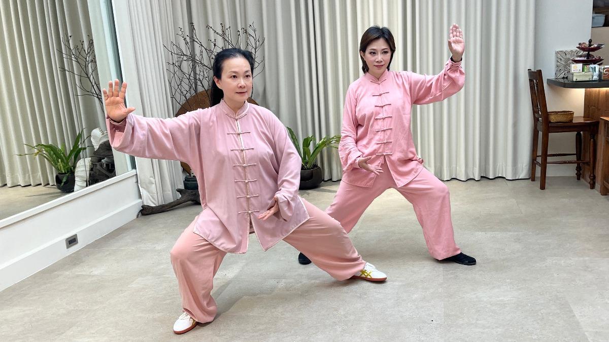 小彤(右)和李佩懿老師學太極。(圖/馬可孛羅公關提供)