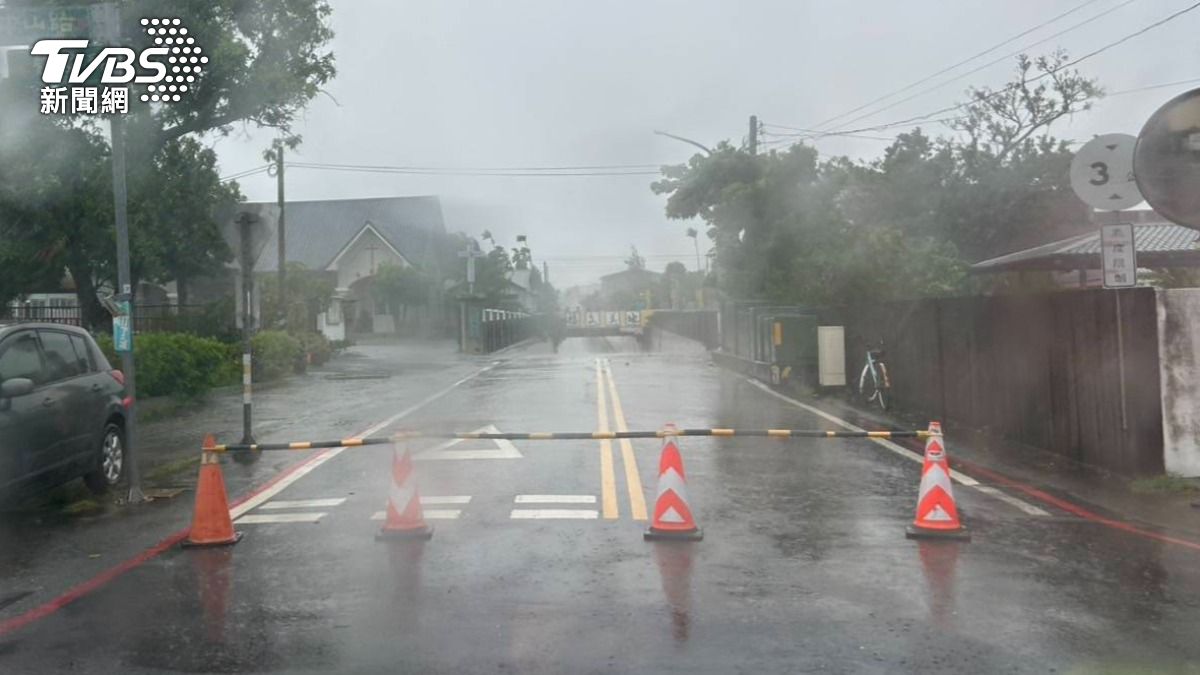 池上靜安地下道嚴重積水,目前已封閉。(圖/TVBS)