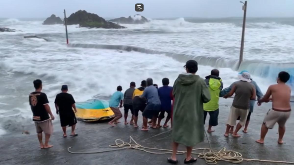 蘭嶼瞬間陣風達17級，外海浪高達6米，居民合力拉回漂走的小船。（圖／莫俠 臉書）