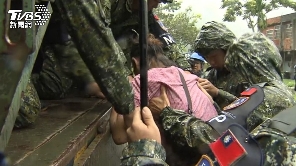 軍方協助卓溪鄉民撤離。（圖／TVBS）