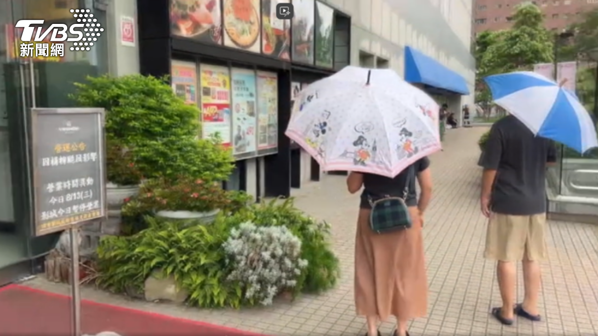 高雄有民眾搶到鬼滅之刃電影票，到場後才發現，電影院沒開。（圖／TVBS）
