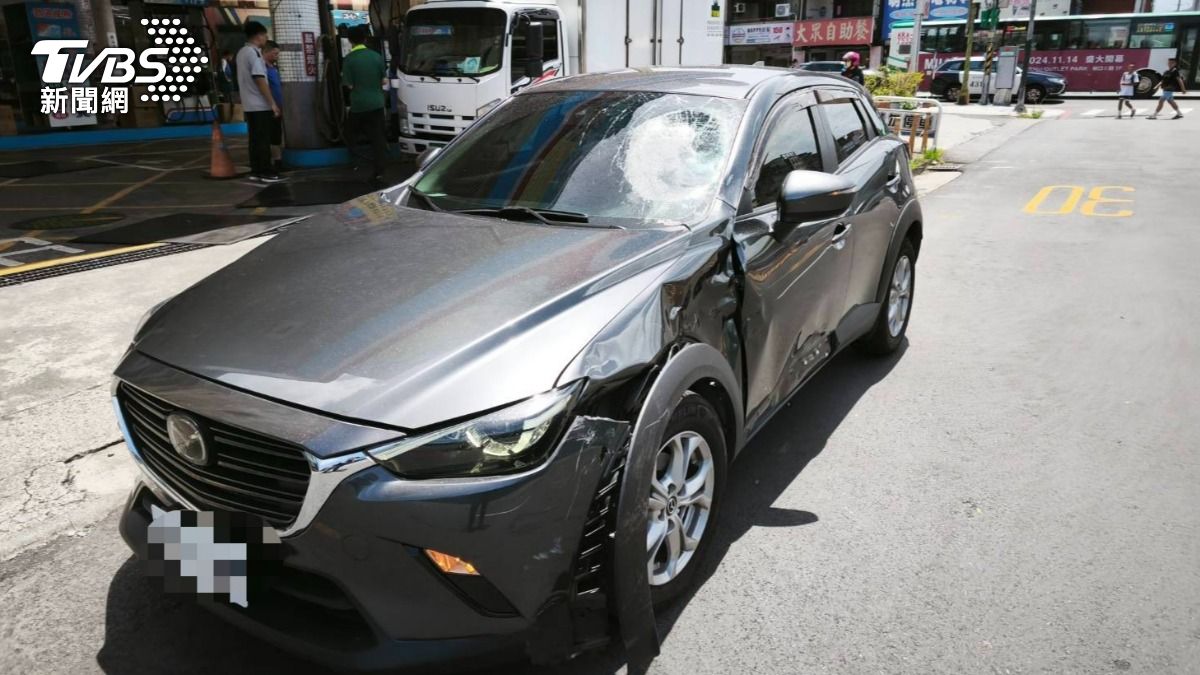 肇事車輛擋風玻璃碎裂。（圖／TVBS）