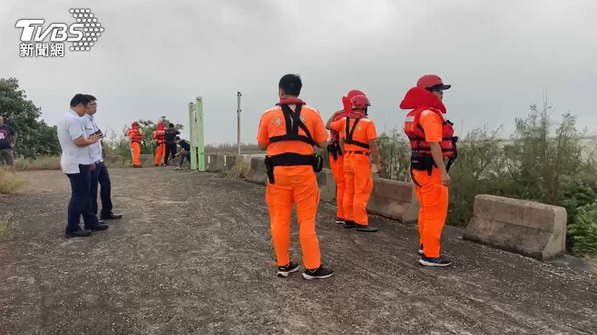 嘉義布袋釣客站消波塊遭強風吹落海 海巡警消搜救中