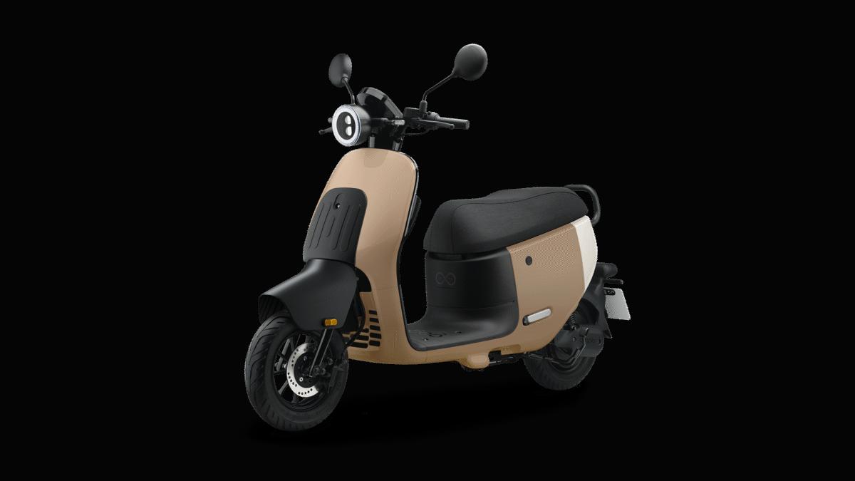 Gogoro Ezzy搭配32.5公分寬敞腳踏空間與28公升置物箱，可輕鬆收納兩頂安全帽。（圖／ Gogoro提供）
